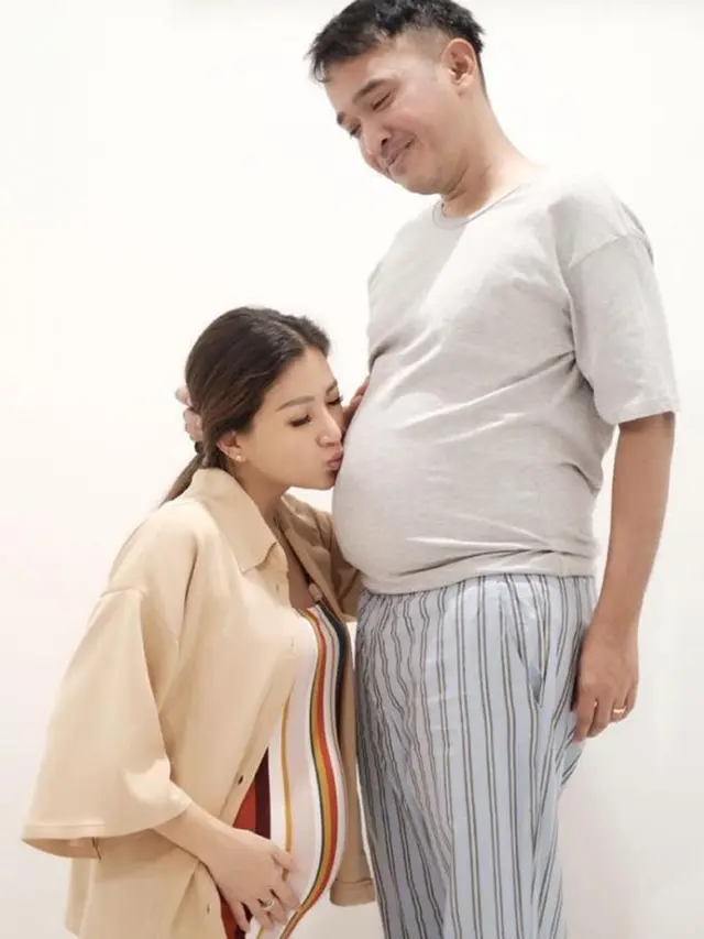 Kocak, Ini 5 Aksi Seleb yang Tiru Gaya Maternity Shoot Istrinya