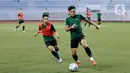 Pemain Timnas Indonesia U-22, Saddil Ramdani, mengejar bola saat mengikuti latihan di Stadion Rizal Memorial, Manila, Jumat (22/11). Latihan ini persiapan jelang laga SEA Games 2019. (Bola.com/M Iqbal Ichsan)