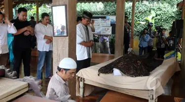 Keluarga dan kerabat ikut menyalatkan jenazah Didi Petet di musala di rumah kediaman almarhum di kawasan ciputat, Tangerang Selatan, Jumat (15/5/2015). Didi Petet meninggal di usia 58 tahun karena diduga menderita asam lambung. (Liputan6.com/Helmi Afandi)