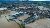 Stadion Brunton Park terendam banjir akibat badai Desmond yang menerpa wilayah Cumbria, Carlisle, Minggu (6/12/2015). (dok. Daily Mail)
