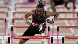 Pelari asal Amerika Serikat, Aries Merritt berlari melewati palang saat final 100m lari gawang putra pada kejuaraan IAAF World Challenge di National Olympic Stadium atau 'Birds Nest', Beijing, (18/5/2016). (AFP/Nicolas Asfouri)