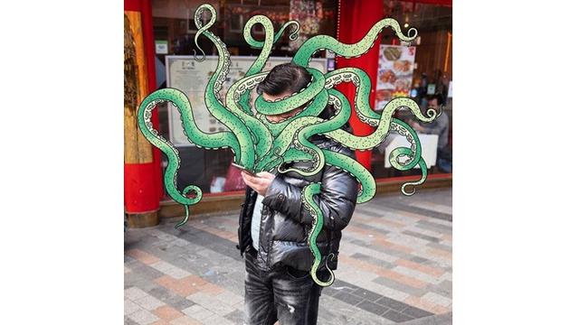 6 Ilustrasi ini Kritisi Perilaku Orang Habiskan Waktu Lama dengan Ponsel, Kreatif