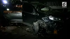 Diduga hilang kendali, mobil minibus keluar jalur dan menabrak mobil Oprasional PLN di Kawasan Kebon Jeruk, Jakarta Barat.