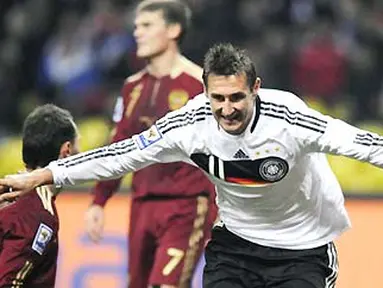 Gol tunggal Miroslav Klose mengantarkan Jerman lolos ke putaran final PD 2010. Jerman mengalahkan Rusia 1-0 di Stadion Luzhnikil, Moskow, 10 Oktober 2009. AFP PHOTO/NIGEL TREBLIN