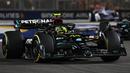 Pembalap tim Merceds, Lewis Hamilton memacu mobilnya dalam balapan F1 GP Singapura 2023 di Marina Bay Street Circuit, Singapura, Minggu (17/9/2023) malam WIB. (AFP/Roslan Rahman)