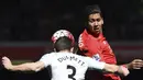 Pemain Liverpool, Roberto Firmino (kanan), berduel dengan pemain Newcastle United, Paul Dummett, dalam laga Liga Inggris di Stadion Anfield, Sabtu (23/4/2016). (AFP/Paul Ellis)