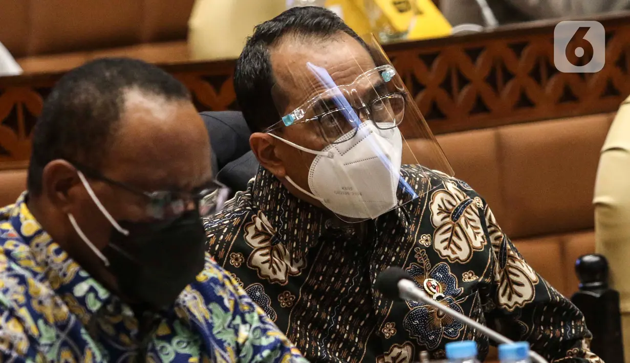 Menteri Perhubungan Budi Karya Sumadi mengikuti Rapat Dengar Pendapat bersama Komisi V DPR RI di Kompleks Parlemen Senayan, Rabu (25/11/2020). Rapat membahas kesiapan infrastruktur dan transportasi saat libur Natal 2020 dan Tahun Baru 2021 di tengah Pandemi Covid-19. (Liputan6.com/Johan Tallo)
