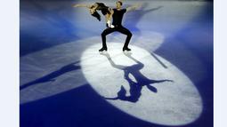 Atlet AS, Madison Chock dan Evan Bates beraksi dalam turnamen figure skating China ISU Grand Prix di Beijing, Tiongkok, (8/11/2015). (Reuters/Kim Kyung-Hoon)