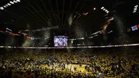 Pendukung  Golden State Warriors memadati Final NBA saat timnya menang atas Cleveland Cavaliers 110-77  pada game ke-2 di Oracle Arena. (Mandatory :Bob Donnan-USA TODAY Sports)