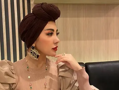 Setelah beberapa saat lalu memutuskan untuk berhijab, Bella Shofie tetap menjaga penampilannya. Meski mengenakan hijab, ia pun tetap tampil stylish dan glamor. (Liputan6.com/IG/bellashofie_rigan)