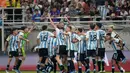 Para pemain Argentina merayakan kemenangan mereka atas Brasil dalam pertandingan perempat final Piala Dunia U-17 di Jakarta International Stadium, Jumat 24 November 2023. (AP Photo/Achmad Ibrahim)