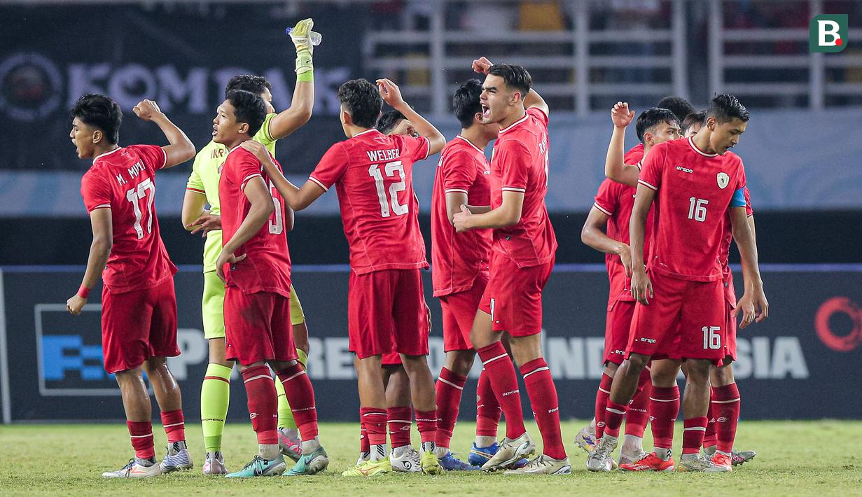 <p>Para pemain Timnas Indonesia U-19 bersiap memulai laga babak kedua menghadapi Thailand U-19 pada laga final Piala AFF U-19 2024 di Stadion Gelora Bung Tomo, Surabaya, Senin (29/7/2024). (Bola.com/Bagaskara Lazuardi)</p>
