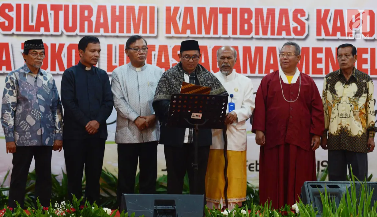 Sejumlah tokoh lintas agama membacakan ikrar Pemilu damai tanpa hoaks dalam silaturahmi Kamtibmas Kapolda Metro Jaya, Jakarta, Selasa (12/2). Acara ini juga dihadiri unsur kopolisian, TNI, KPUD, dan MUI. (Merdeka.com/Imam Buhori)
