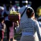 Seorang perempuan umat Hindu membawa sesajen untuk perayaan hari raya Galungan di Pura Jagat Natha di Denpasar, Bali, Rabu (8/6/2022). Di tahun 2022 ini, Hari Raya Galungan jatuh pada tanggal 8 Juni dan diikuti Hari Raya Kuningan pada tanggal 18 Juni. (SONNY TUMBELAKA / AFP)