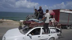 Selebaran yang menyerukan warga Gaza untuk mengungsi ke selatan menuju al-Mawasi telah disebar Israel lewat jalur udara pada Selasa 9 September 2025. (AP Photo/Jehad Alshrafi)