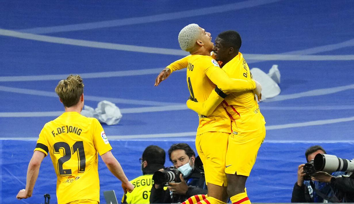Barca mencetak gol kedua. Kali ini lewat tendangan sudut yang dilepaskan oleh Dembele. Araujo berhasil memenangkan duel udara dan menjebol gawang Real Madrid. (AP Photo/Manu Fernandez)