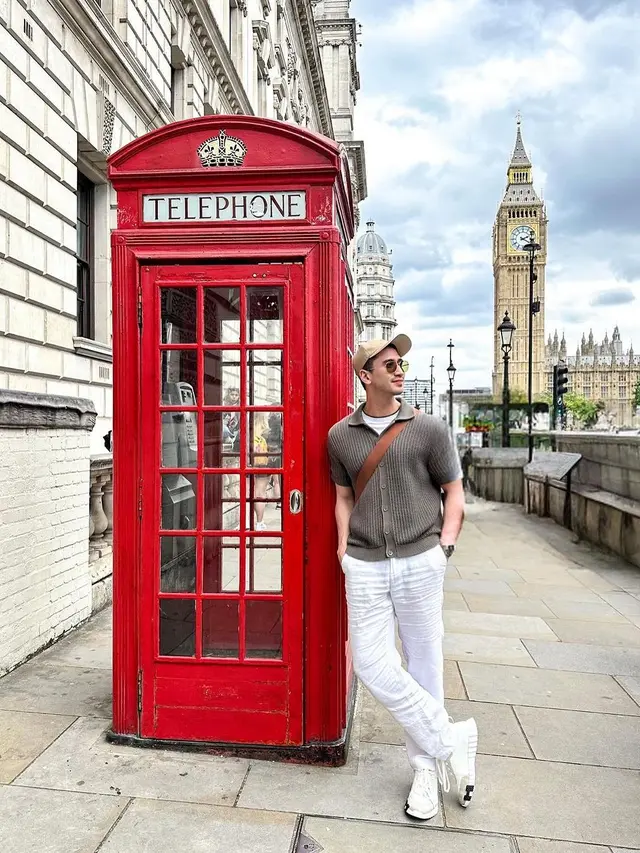 7 Potret Verrell Bramasta Liburan di London, Penampilan Jadi Sorotan
