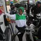 Petugas bersiap mengisi BBM Pertalite ke kendaraan pelanggan di SPBU Antasari, Bandar Lampung, Selasa (6/10/2015). Pertamina kembali melakukan uji pasar Bahan Bakar Minyak (BBM) jenis pertalite di lima Provinsi di Sumbagsel. (Liputan6.com/Angga Yuniar)