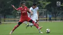 Pemain Persika berebut bola dengan pemain Timnas Jepang U-19 saat uji tanding di Lapangan B Kompleks GBK, Jakarta, Selasa (27/3). Persika kalah 2-3 dari Jepang U-19. (Liputan6.com/Helmi Fithriansyah)