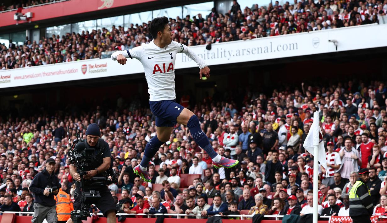 Selebrasi pemain Tottenham Hotspur, Son Heung-min, setelah mencetak gol di depan pendukung Arsenal dalam pertandingan yang berakhir imbang 2-2 di pekan keenam Liga Inggris 2023/2024, Minggu (24/9/2023). Dua gol Son Heung-min ke gawang The Gunners membuat dirinya berada diposisi kedua pencetak gol terbanyak sementara dengan 5 gol. (AFP/Henry Nicholls)