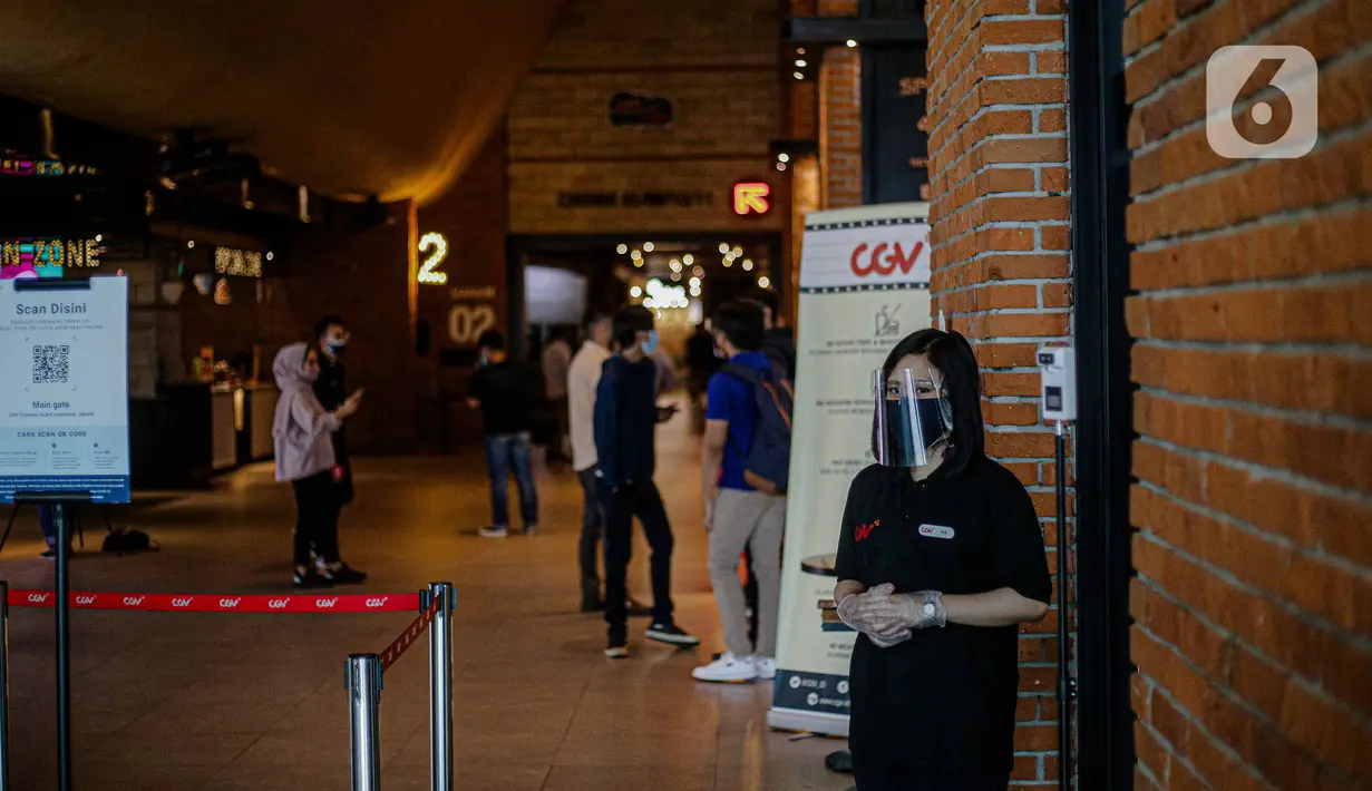 Suasana pada hari pertama kembali dibukanya bioskop CGV Grand Indonesia, Jakarta, Kamis (16/9/2021). Pemerintah memberikan kelonggaran dengan memperbolehkan bioskop buka kembali di wilayah berstatus PPKM level 3 dan 2 dengan kapasitas pengunjung 50 persen. (Liputan6.com/Faizal Fanani)