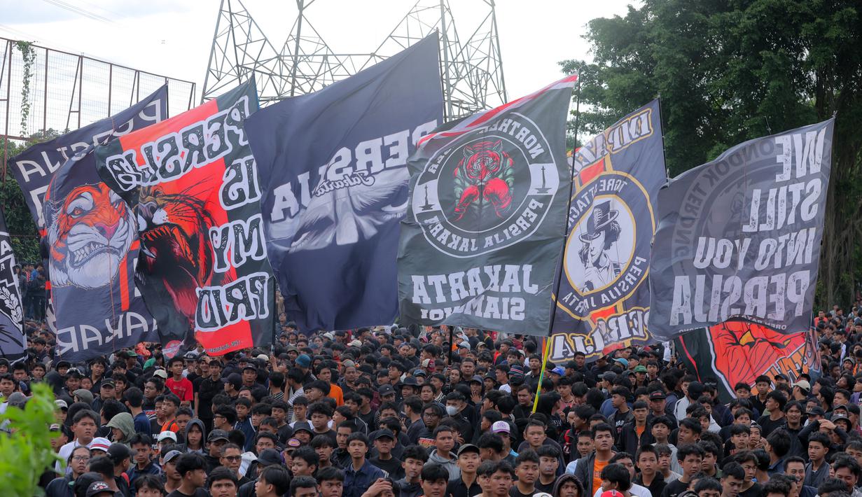 Ribuan pendukung Persija Jakarta atau The Jakmania memenuhi Persija Training Ground, Bojong Sari, Depok, Jawa Barat, Jumat (9/1/2026). Pendukung Persija Jakarta atau The Jakmania hadir langsung memenuhi Persija Training Ground. (Bola.com/M Iqbal Ichsan)