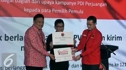 Hasto Kristanto memberikan sambutan saat pembukaan rekening gotong royong PDI Perjuangan di Jakarta, Selasa (20/10/2015). PDIP bekerja sama dengan BRI dan BCA membuka rekening guna membangun kemandirian dalam pendanaan partai. (Liputan6.com/Johan Tallo)