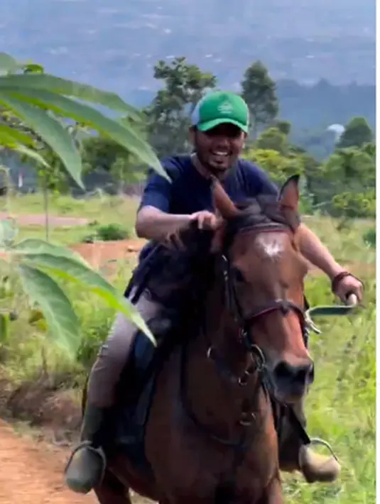 Dirinya juga kerap mengunggah berbagai momen saat mengisi acara kajian di akun Instagram. Tak sedikit netizen yang terkesan dengan penyampaian pria yang pernah mengenyam pendidikan di Mesir ini. (Liputan6.com/IG/@hanan_attaki)