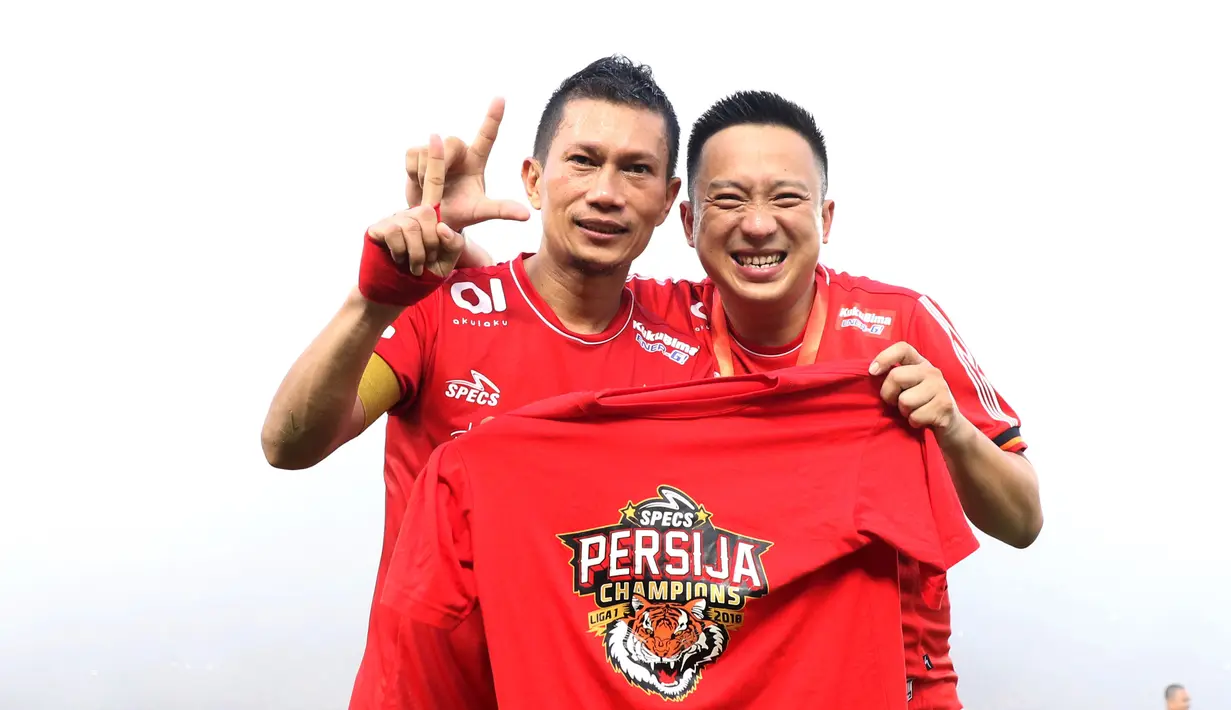 Kapten tim Persija, Ismed Sofyan (kiri) berfoto saat perayaan gelar juara Go-Jek Liga 1 Indonesia 2018 bersama Bukalapak di Stadion GBK, Jakarta, Minggu (9/12). Persija meraih juara dengan 62 poin. (Liputan6.com/Helmi Fithriansyah)