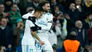 Pemain Real Madrid, Lucas Vazquez dan rekan setimnya Borja Mayoral merayakan gol ke gawang Borussia Dortmund pada matchday terakhir Grup H Liga Champions di Stadion Santiago Bernabeu, Kamis (7/12). Real Madrid unggul 3-2. (AP/Francisco Seco)