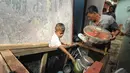 Barang-barang Sony Wakwaw dan keluarga sebagian diangkut dengan menggunakan gerobak saat pindah rumah di kawasan Cibubur, Jakarta Timur. Foto diambil pada Kamis (4/12/2014). (Liputan6.com/Herman Zakharia)