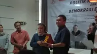 LPI berikan penghargaan Ibu Hoaks Indonesia kepada Ratna Sarumpaet (Merdeka.com/Sania Mashabi)