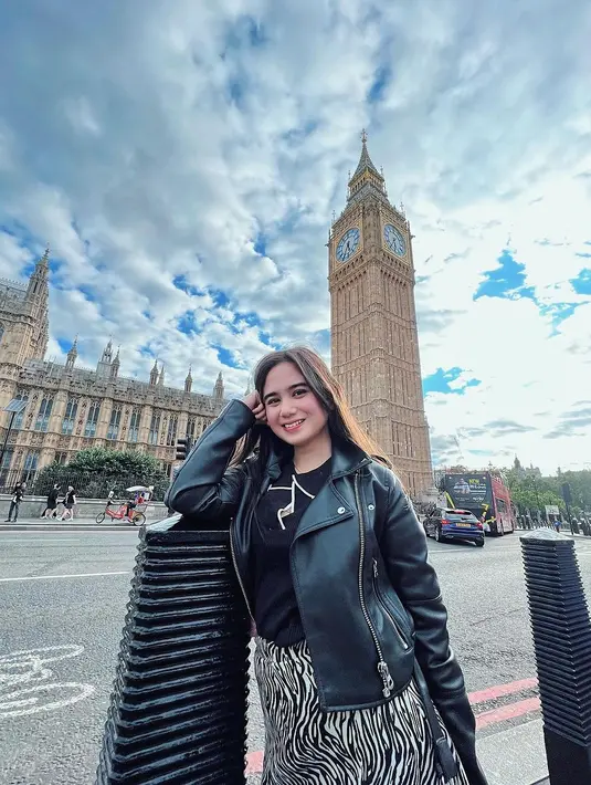 Selama di London, Tissa banyak mengandalkan gaya kasual yang simpel namun tetap stylish. . [Instagram/tissabiani]