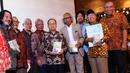 Prof Soekirman (empat kiri) didampingi tokoh, pengusaha dan mantan menteri saat peluncuran buku Gizi Pembangunan di Jakarta, Sabtu (01/10). Soekirman mengawali karir sebagai ahli gizi di Aceh tahun 1960-1965 (Liputan6.com/Fery Pradolo)