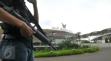 Anggota kepolisian berjaga-jaga di kawasan mall Alam Sutra Tangerang, Kamis, (14/01/16). Hal ini terkait ledakan bom yang terjadi di Sarinah, Jakarta pusat. (Liputan6.com/Faisal R Syam)