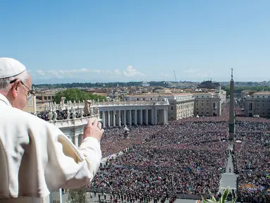 Paus Fransiskus menyampaikan pesan Paskah di depan puluhan ribu umat katolik di Lapangan Santo Petrus, Vatikan, Minggu (20/4/14). (AFP PHOTO)