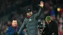 Pelatih Liverpool, Juergen Klopp, menyapa suporter usai mengalahkan Manchester City pada laga Premier League di Stadion Anfield, Liverpool, Minggu (10/11). Liverpool menang 3-1 atas City. (AFP/Paul Ellis)