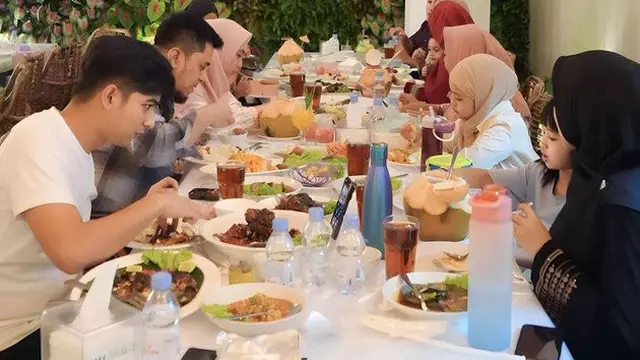6 Potret Ria Ricis dan Teuku Ryan Buka Bersama Keluarga Besar, Tepis Isu Renggang