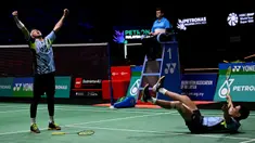 Selebrasi ganda putra Indonesia Fajar Alfian (kanan) dan Muhammad Rian Ardianto setelah membekuk wakil China dalam babak final Malaysia Open 2023 di Axiata Arena, Kuala Lumpur, Minggu (15/1/2023). (AFP/Mohd Rasfan)