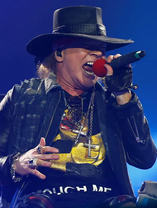 Vokalis AC/DC, Axl Rose menunjukan aksinya di atas panggung saat tampil dalam "Rock Or Bust World Tour" di tur konser dunia di Andalusia, Spanyol, (10/5). Axl ditunjuk untuk menggantikan sang vokalis AC/DC, Brian Johnson. (REUTERS/Marcelo del Pozo)