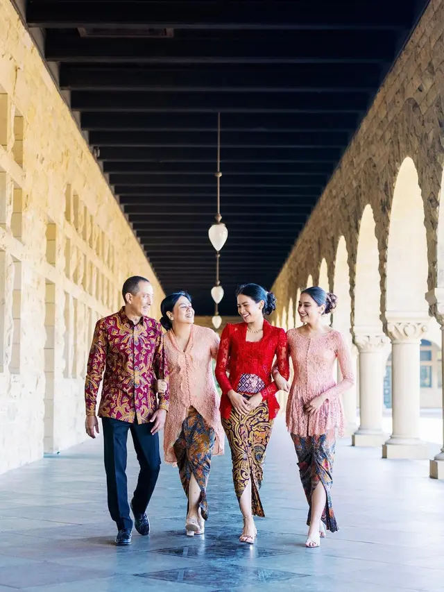 8 Momen Maudy Ayunda Lulus S2 dari Stanford University, Menawan Pakai Kebaya