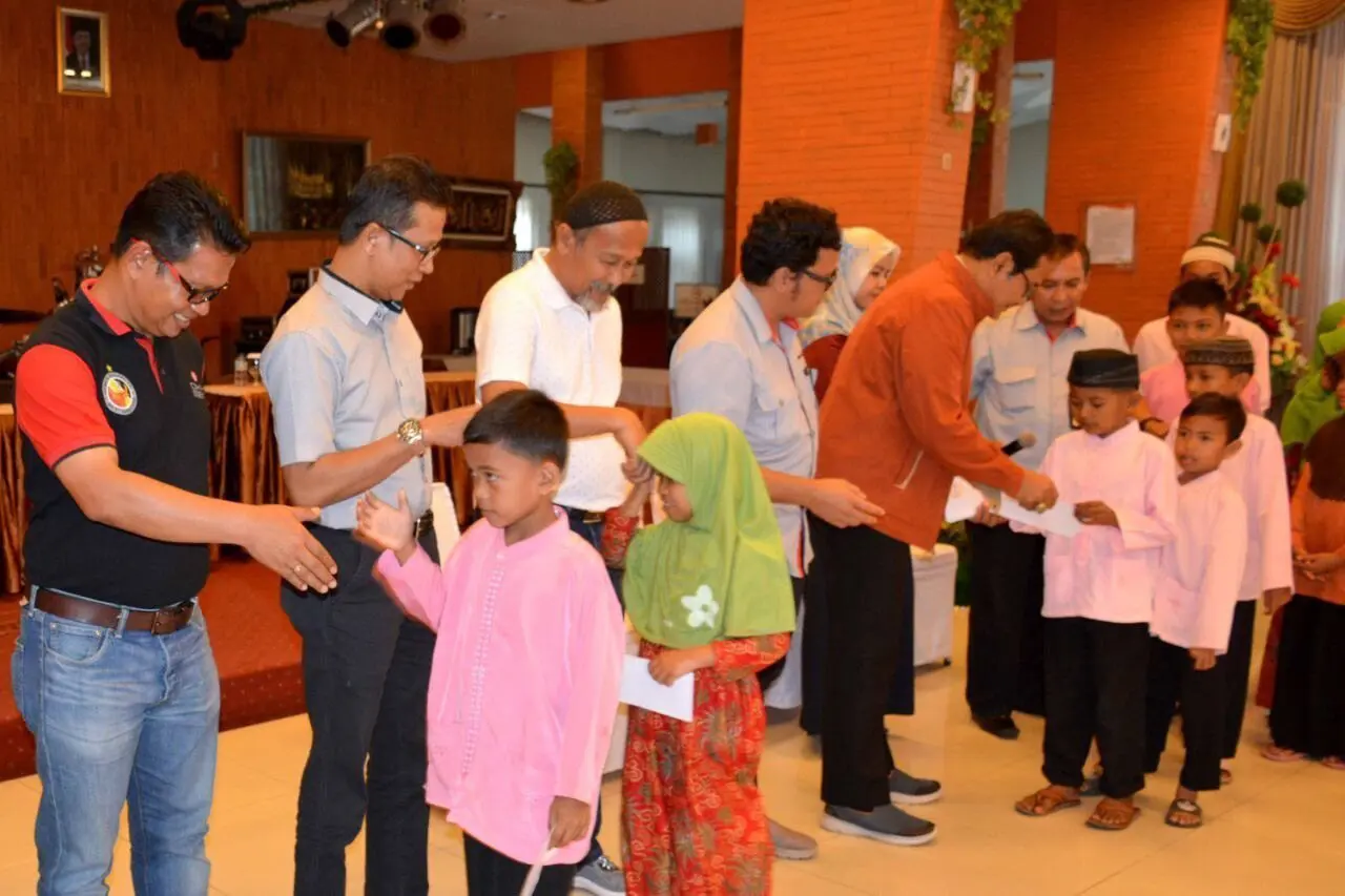 Semen Padang menyantuni anak yatim, Kamis (5/10/2017), sebelum menjamu Madura United. (Bola.com/Arya Sikumbang)