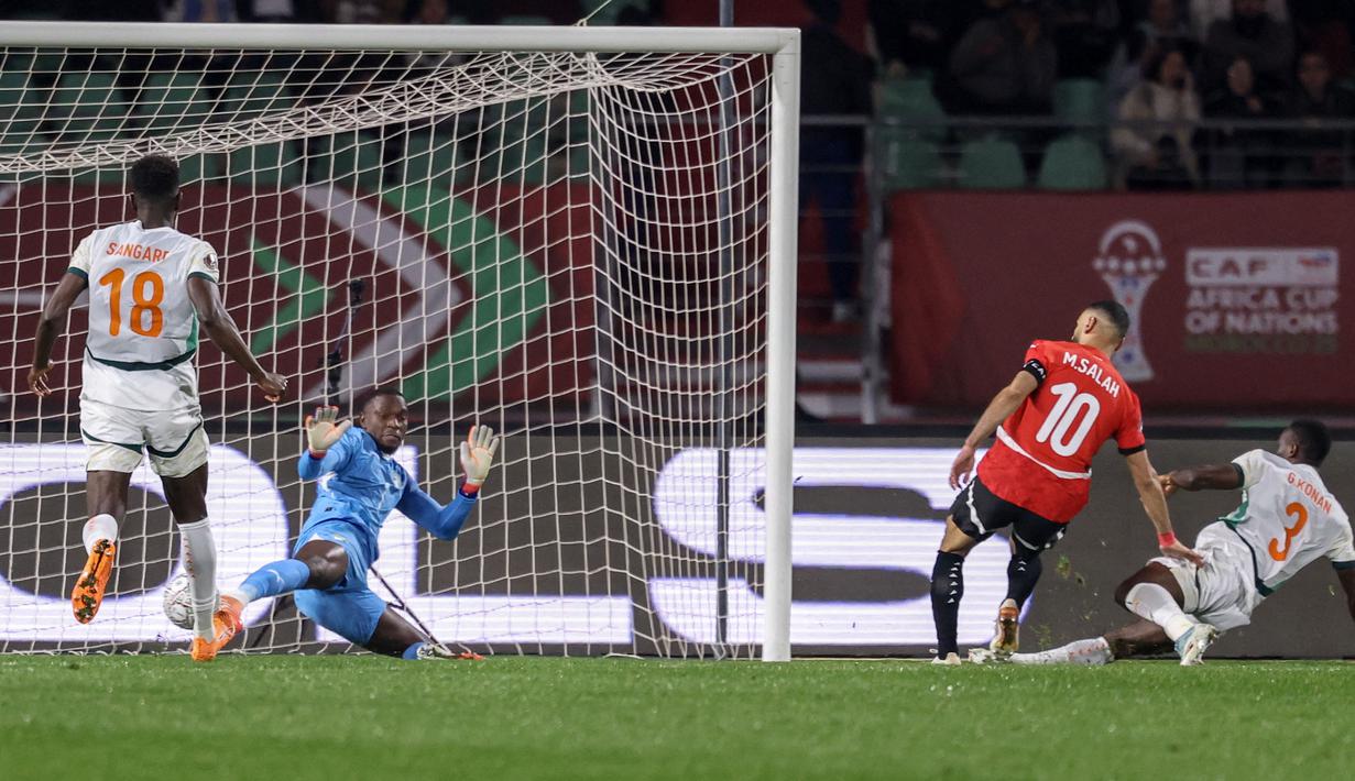 Selain itu, Mohamed Salah juga berhasil mencetak gol pada menit ke-52 setelah sukses mengkonversi umpan trivela Emam Ashour. (AFP/Franck Fife)