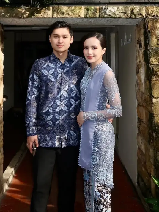 Beby tampilan mengenakan kebaya panjang berpayet dari Wiranti Kurnia dipadukan selendang polos dengan hiasan beads di pinggir selendang. Serta mengenakan bawahan kain batik coklat kebiruan. [@bebytsabina]