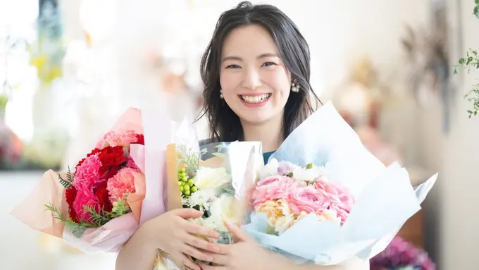 perempuan cantik tertawa membawa bunga