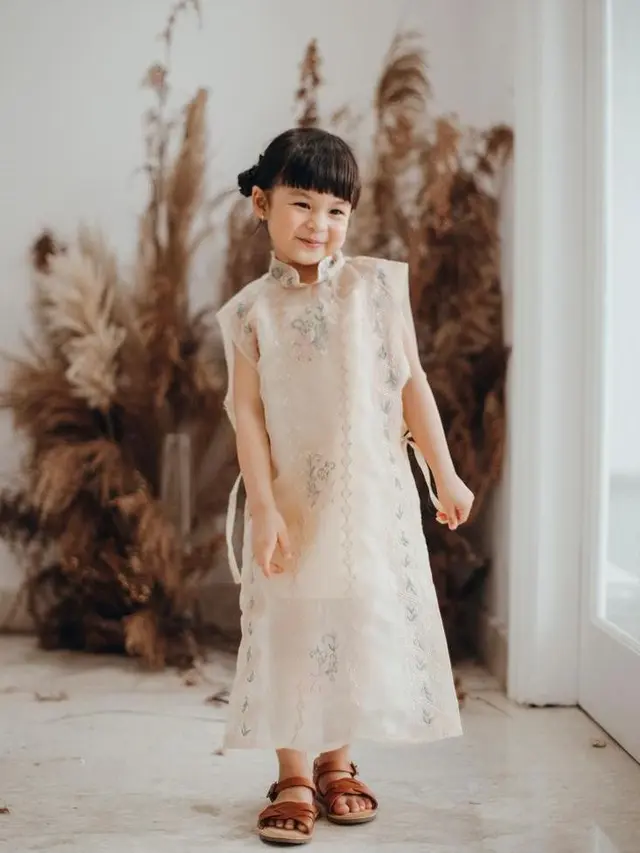 9 Gaya Anak Artis Pakai Gaun Mewah yang Bisa Jadi Inspirasi, Mikhayla Zalindra-Thalia Putri Onsu