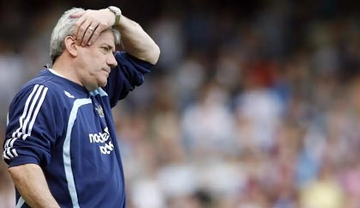Newcastle's English Manager Kevin Keegan gestures during their Premier League match against West Ham at Upton Park, East London on April 26, 2008. AFP PHOTO/GLYN KIRK