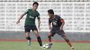 Gelandang Timnas Indonesia U-23, Hanif Sjahbandi, berusaha merebut bola saat melawan Semen Padang pada laga ujicoba di Stadion Madya, Jakarta, Selasa (12/3). Keduanya bermain imbang 2-2. (Bola.com/Vitalis Yogi Trisna)