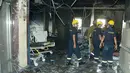 Petugas memeriksa kerusakan pasca kebakaran yang terjadi di RS Umum Jazan, Arab Saudi, Kamis (24/12). 25 orang tewas dan 107 luka-luka akibat kebakaran yang terjadi di ICU dan kamar bersalin di rumah sakit itu. (REUTERS/Saudi Press Agency)