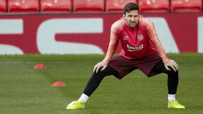 Striker Barcelona, Lionel Messi, melakukan pemanasan saat sesi latihan jelang laga Liga Champions di Manchester, Selasa (9/4). Manchester United akan berhadapan dengan Barcelona. (AP/Ian Hodgson)
